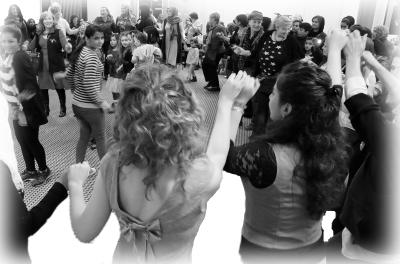 Tanzen beim Frauen-Begegnungsfest in der Aula der Sparkasse Lauterbach / Archiv-Foto: Gaby Richter