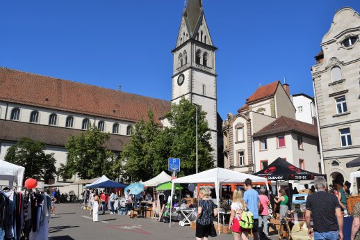 Konstanz-VOS-Flohmarkt-Stand-Stephansplatz-Stephanskirche-02_Copyright_MTK-Jasmin-Frick.jpg