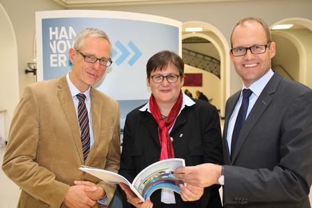 Präsentieren den Immobilienmarktbericht 2014 im Haus der Wirtschaftsförderung (v. l.): Andreas Schulten, Vorstand der bulwiengesa AG, Sabine Tegtmeyer-Dette, Erste Stadträtin und Dezernentin für Wirtschaft und Umwelt der Landeshauptstadt Hannover, sowie Ulf-Birger Franz, Dezernent für Wirtschaft, Verkehr und Bildung der Region Hannover