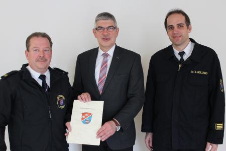 Mit Hubert Helm (links) hat Kreisbrandinspektor Dr. Sven Holland (rechts) einen erfahrenen Mann an seiner Seite, der von Landrat Manfred Görig erneut zum Kreisbrandmeister und zum stellvertretenden Kreisbrandinspektor ernannt wurde (Foto: Sabine Galle-Schäfer/Vogelsbergkreis)
