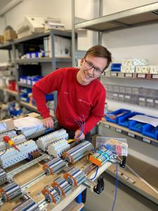 Elektroniker-Azubi Maximilian Dold in der Werkstatt