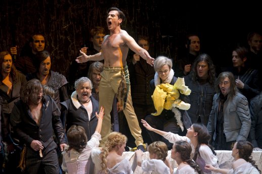 Rigoletto_Opernhaus Leipzig_Premiere 13.10.2012Leonardo Capalbo+Olena Tokar+Herrenchor & St.JPG