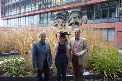 v.l.n.r. Prof. Dr. Jörg Oehlmann, Dr. Friederike Wieth, Prof. Dr. Klaus Peter Ebke vor dem Biologicum am Campus Riedberg der Goethe Universität Frankfurt am Tage der „Verteidigung“ ihrer Doktorarbeit. Der traditionelle Doktorhut ist mit den typischen Gerätschaften aus der Doktorarbeitszeit geschmückt und ist nicht immer einfach zu tragen. Fachlich konnte Frau Dr. Wieth hingegen die vierköpfige Prüfungskommission überzeugen