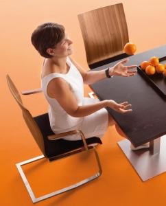 Der Esstisch gilt als zentraler Ort im Familiengeschehen. Damit alle rückenfreundlich daran sitzen können, sollten die Essstühle nicht nur bequem und komfortabel, sondern auch ergonomisch sein. / Bild: moizi/ AGR