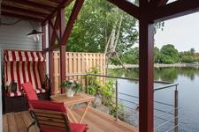 Die luxuriösen Suiten bieten den Blick auf den idyllischen Forellensee und das historische Zentrum von Ilsenburg. Die Suiten im Erdgeschoss verfügen über eine private Seeterrasse mit Strandkorb.