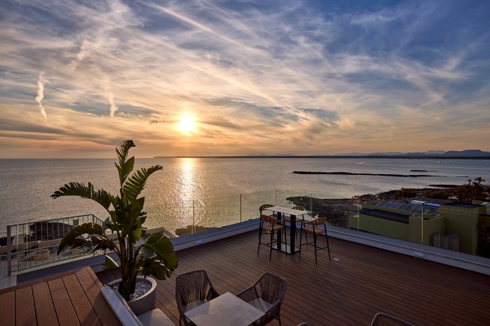 universal-hotel-romantica-sky-bar-sunset-1_©Universal Beach Hotels.jpg