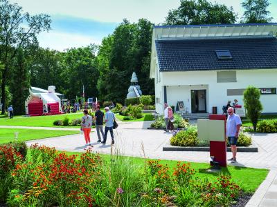 Während die Eltern sich die Musterhäuser anschauten hatten die Kids Spaß in der Hüpfburg und beim XXL-Spielepark