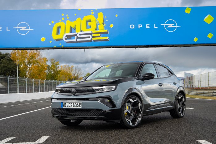 renn-dna-fuer-die-strasse-mit-markenbotschafterin-sophia-floersch-die-rennsportwurzeln-des-.jpg