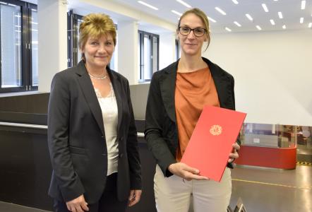 Prof. Dr. Annika Maschwitz und Kanzlerin Christiane Claus bei der Übergabe der Ernennungsurkunde / Foto: Hochschule Bremen / Sascha Peschke