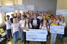 Alle Förderprojekte kamen, um ihren Scheck abzuholen. Der Rekorderlös von 20.000 Euro wurde auf die fünf Projekte aufgeteil, Foto: Vogel Business Media/J. Untch