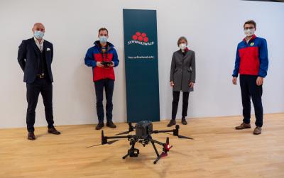 (von links nach rechts): STG-Geschäftsführer Hansjörg Mair; Timon Ebert, Fachbereichsleiter Information und Kommunikation bei der Bergwacht Schwarzwald; Landrätin Dorothea Störr-Ritter; Adrian Probst, Landesvorsitzender der Bergwacht Schwarzwald und Bürgermeister von St. Blasien / Bild: © Schwarzwald Tourismus