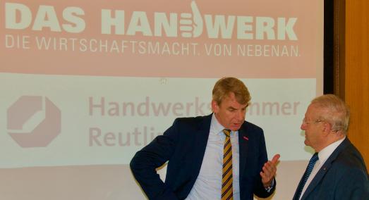 Präsident Harald Herrmann (links) im Gespräch mit Ehrenpräsident Günther Hecht (rechts) bei der Vollversammlung der Handwerkskammer Reutlingen