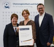 Nahmen die Prädikatsauszeichnung TOTAL E-QUALITY für die BIG entgegen (von links): Vorstandsbeauftragte Birgit Buchholz, Pressesprecherin Bettina Kiwitt und Personalvorstand Markus Bäumer.