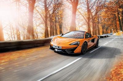 McLaren entwickelte mit seinem Reifenpartner Pirelli ein neues Winterrad- und Reifenpaket für die Modelle der McLaren Sports Series, ausgestattet mit Pirelli MC Sottozero 3 Winterreifen