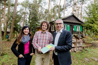 Bei der Spendenübergabe am Lernort Natur: Susanne Schäfer, Bereichsleiterin Marketing & Kommunikation GGEW AG; Christian Haibt, stv. Vorsitzender Lernort Natur; Carsten Hoffmann, Vorstand GGEW AG (v. l.) (Foto: GGEW AG/Marc Fippel Fotografie)