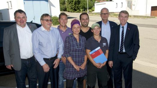 Ausgezeichnete Leistung: Jürgen Greß, Geschäftsführer der Kreishandwerkerschaft Zollernalb, die Firmenchefs Ottmar Bailer, Alexander Bailer, Sibylle Bailer, Ausbilder Stefan Schülzle, Ines Pfabe, Dr. Joachim Eisert, Hauptgeschäftsführer der Handwerkskammer Reutlingen, und Kammerpräsident Harald Hermann (Foto: Handwerkskammer Reutlingen)