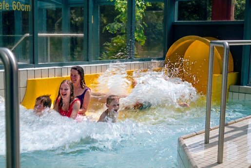 Wingst Schwimmbad Riesenrutsche -  KI Hinweis Gesichter geändert.jpg