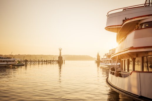 Konstanz-Hafen-Imperia-BSB-Schiff-Sonnenaufgang-01_Copyright_MTK-Dagmar-Schwelle.jpg