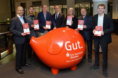 Thomas Fürst (Mitte) freut sich mit den sechs Bremer Bürgerpreisträgern 2017; v.l.n.r.: Michael Vogel (Zeitung der Straße), Immo Wischhusen (Komplette Palette), Hermann Roosloot (Seebad Grambke), Thomas Fürst (Sparkasse Bremen), Jutta Hecklau für Chr. Nass (Kinderbibliothek im Viertel e.V.), Ingo Bröckel (Frühstück für Kinder), Gavin Kahle (Verein 21hoch 3) / Copyright: Die Sparkasse Bremen / Foto: Michael Bahlo
