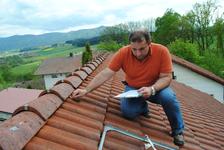 Auch kleine Mängel des Daches werden bei der regelmäßigen Dach-Wartung aufgespürt, bevor  kapitale Dachschäden daraus werden, die trotz Gebäudeversicherung teilweise selbst zu zahlen sind.