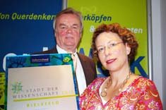 Hans-Rudolf Holtkamp, Geschäftsführer von Bielefeld Marketing, und Dr. Annette Klinkert, Le.jpg