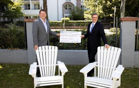 Professor Patrick Sinewe, Präsident des Lions Clubs Worms und Professor Jens Hermsdorf, Präsident der Hochschule Worms, freuen sich, dass der Lions Club Worms mit einer großzügigen Spende die zeitgemäße und beständige Gartenmöblierung für das Außengelände des H-Gebäudes ermöglicht hat. (v. li.) Foto / Dorothea Hoppe-Dörwald
