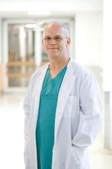 Chefarzt Prof Günter Noé.jpg