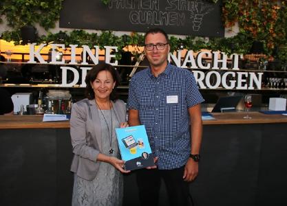 Die Drogenbeauftragte der Bundesregierung, Marlene Mortler, und Benjamin Becker, Projektleiter von "blu:prevent", beim Jahres-empfang der Drogenbeauftragten in Berlin © BKD