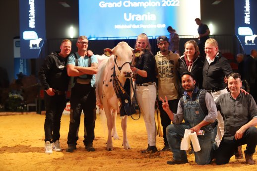 Grand Champion Urania mit dem Team vom Milchhof Gut Parchim.JPG
