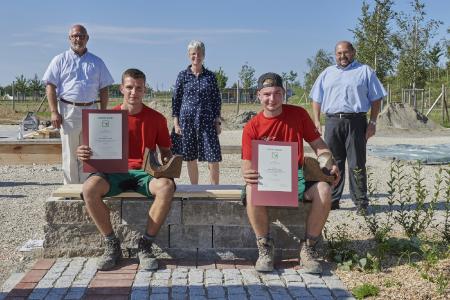Foto (C. Tietz, VGL Bayern): Vordere Reihe v.l.: Lukas Schmidt und Patrick Vonhof, Gustav Biedenbacher GmbH Garten- und Landschaftsbau, gewannen den Bayern Cup 2020. Hintere Reihe v.l.: Prof. Rudolf Walter Klingshirn, Verbandsdirektor VGL Bayern, Dr. Dorothea Deneke-Stoll, 2. Bürgermeisterin der Stadt Ingolstadt, und Gerhard Zäh, Präsident des VGL Bayern.