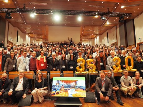 28_Internationale_Passivhaustagung_Gruppenfoto_Jubiläum_30_35_Jahre_Copyright_Passivhaus_In.JPG