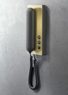 Hauchdünne Beschichtung, brillante Farbqualität: das Siedle-Haustelefon mit PVD-Beschichtung Messing © S. Siedle & Söhne