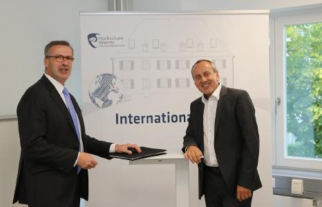 Wissenschaftsminister Konrad Wolf mit Hochschulpräsident Jens Hermsdorf bei seinem Besuch des neuen International House der Hochschule Worms. (v. re.) Foto/Dorothea Hoppe-Dörwald