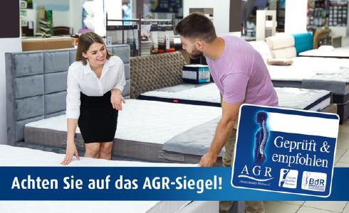Viele wissen jedoch nicht, welche Kriterien entscheidend sind, um einen gesunden Rücken zu unterstützten. Vertraut werden kann auf das unabhängige Gütesiegel der Aktion Gesunder Rücken „Geprüft & empfohlen“. / Copyright: New Africa/ AGR