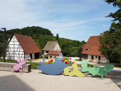 Arbeiten von Bettina Leib im Freilichtmuseum Beuren auf dem Weg zur Präsentation im Rahmen des Kunstprojekts „Leben-Bühnen“