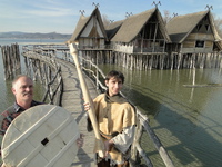 Links Rolf Auer mit Steinzeitrad, rechts Christoph Schiek mit der Achse eines Steinzeitwagens, beide vom Pfahlbaumuseum Unteruhldingen (Bild: Pfahlbaumuseum Unteruhldingen)