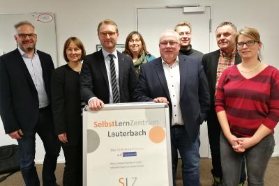Die Akteure des HESSENCAMPUS beim Treffen im Selbstlernzentrum in Lauterbach, wo Bildungsberaterin Maria Kesselhut (re.) und Lernberater Stefan Martin (3. v. re.) arbeiten, Foto: Selbstlernzentrum