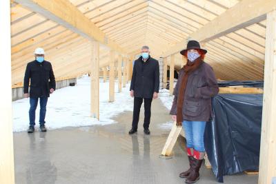 Landrat Manfred Görig (Mitte) machte sich gemeinsam mit Schulleiterin Dr. Ingeborg Krause und Stefan Schmidt vom Amt für Hochbau, Energie und Gebäudewirtschaft des Vogelsbergkreises persönlich ein Bild von den Arbeiten am Neubau der Gesamtschule Schlitzerland / Foto: Jennifer Sippel / Vogelsbergkreis