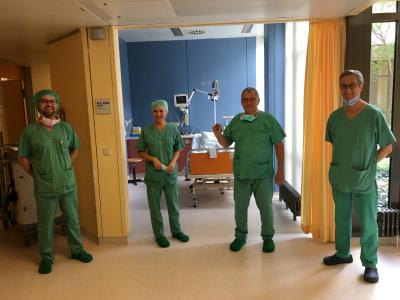 Auf dem Photo das stolze OP Team, v.l.n.r.: Daniel Höllige, Ludmilla Massold, PD Dr. Bert Hansky, Prof. Dr. Christoph Stellbrink.