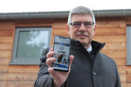 Im Landenhäuser Kreisjugendheim machte sich Landrat Manfred Görig selbst ein Bild der Hessen-WLAN-Versorgung. (Foto: Christian Lips / Vogelsbergkreis)