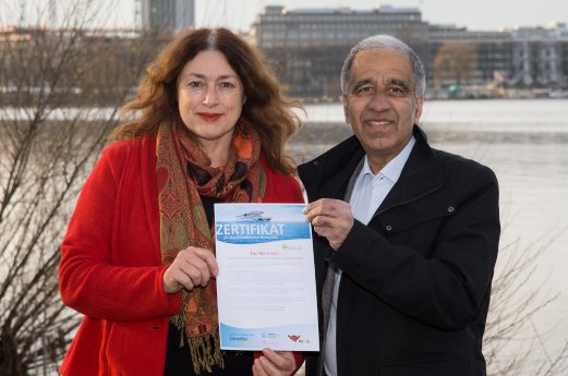 Dr. Monika Griefahn, Prof.Dr. Mojib Latif mit Klimaschutzzertifikat für umweltbewusste Kreu.JPG