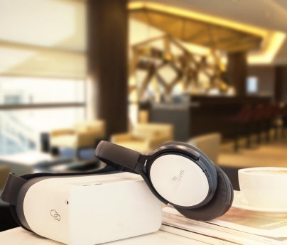Etihad trials SkyLights VR headsets 2.jpg