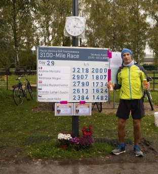 13-Zwischenbericht vom 3100 Mile Race Salzburg_Andrea Marcato, erster mit 2000 Meilen zeigt.jpg