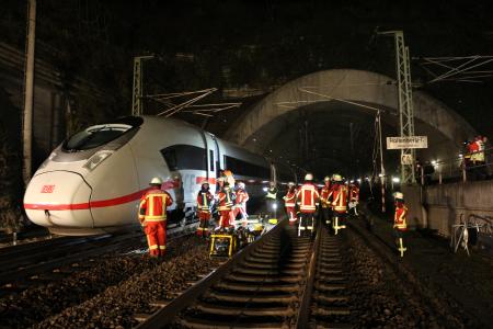 Fast 900 Rettungskräfte, sowie Statisten üben in der Nacht zum Sonntag im Bruchsaler Rollenbergtunnel den Ernstfall