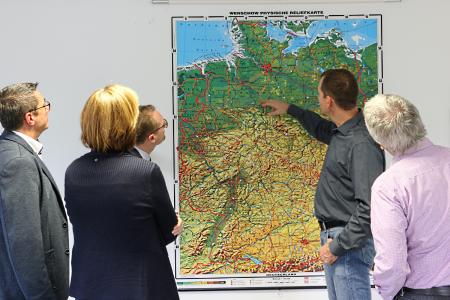 Der Aktionsradius der Firma erstreckt sich großzügig über die Mitte Deutschlands: „Jeder weiße Markierungspunkt ist eine unserer Anfahrstationen“, erklärt Sascha Zarges-Graf