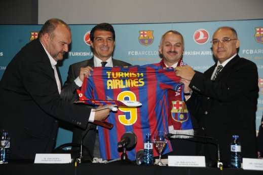 Vertragsunterzeichnung der Sponsoringvereinbarung des FC Barcelona mit Turkish Airlines.JPG