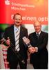 Adolf Strack, Firmenkundenvorstand der Stadtsparkasse München (rechts), überreichte im Mai Dr. Dirk Haft von der attocube systems AG den "Münchner Gründerpreis 2008"
