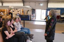 Iréne Greiner, Leiterin des Instituts für Pädagogische Fortbildung und Beratung in Neckargerach, referierte am Tag der Ausbildung in der Halle des Handwerks über die Elternrolle in der Berufsorientierung. Auch die Schülerinnen im Forum fanden sich in ihren Ausführungen wieder