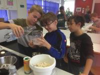 Schüler der Mittelschule Bergkirchen bei der Aktion Pflanzenpower