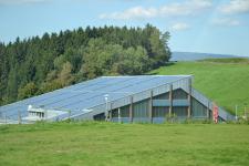 Bei entsprechender Auslegung können je nach Nutzung – sogar Gewerbeobjekte - ihren Energiebedarf durch Solaranlagen vom Dachdecker-Fachbetrieb komplett selbst decken.